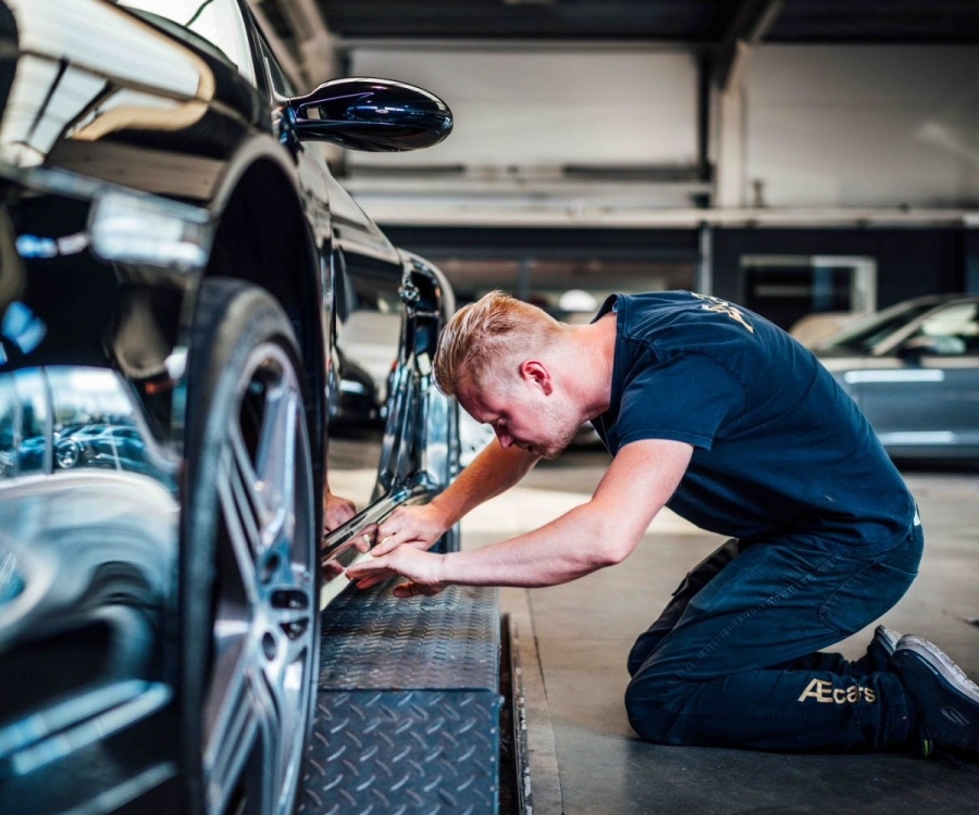 Specialist van AEcars verzorgt de carrosserie van een sportwagen