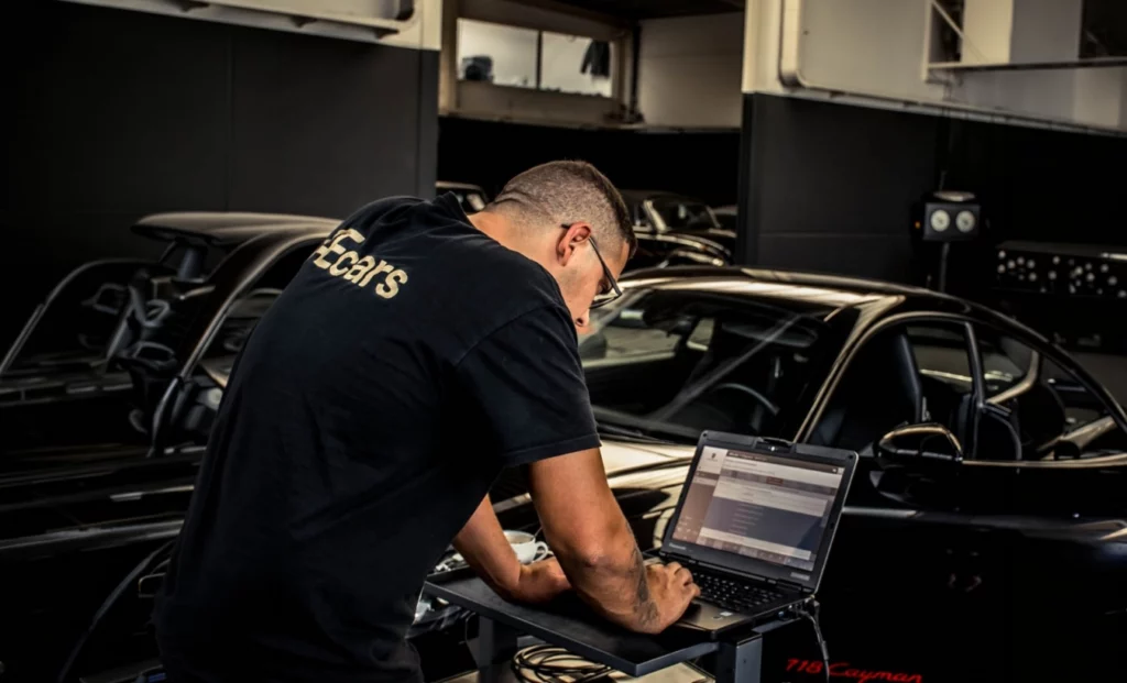 Medewerker van AEcars voert een technische controle uit aan een wagen