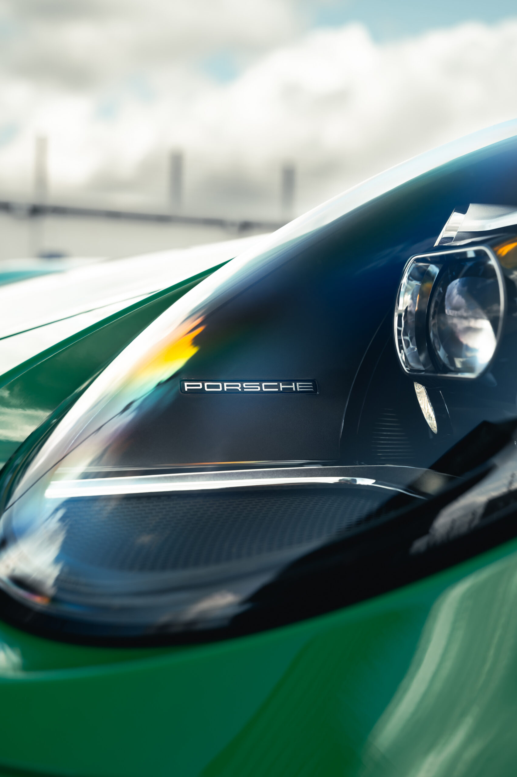 Detail van een Porsche met merklogo