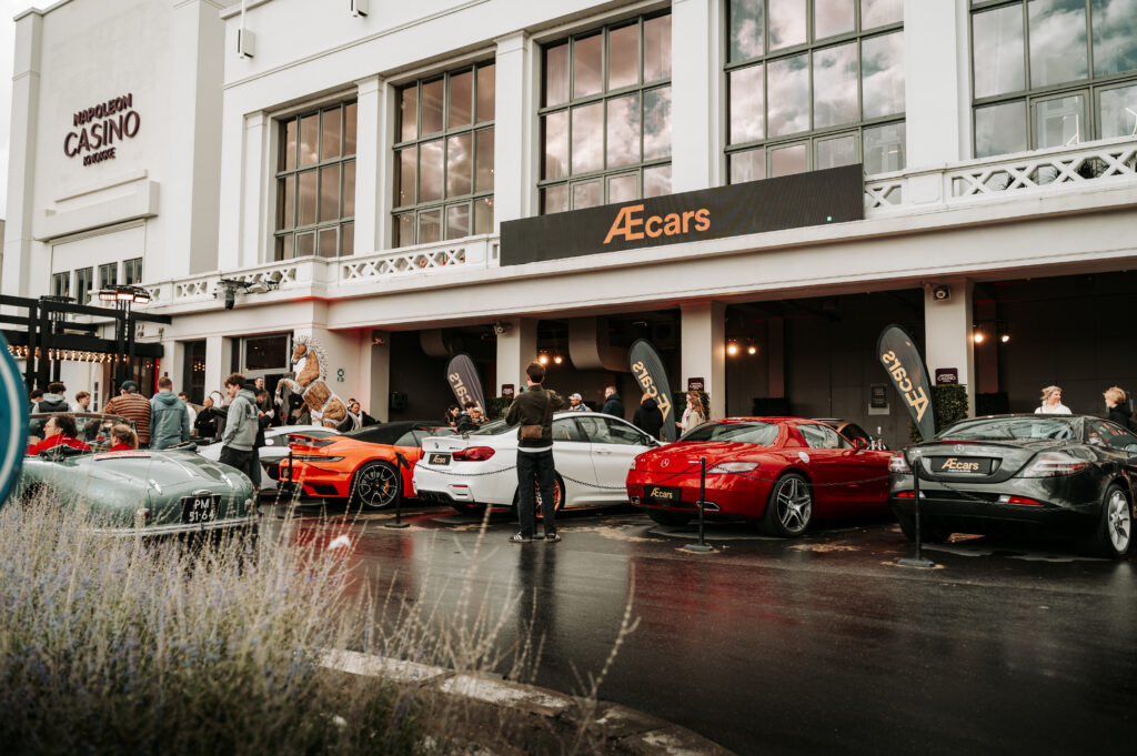 Exclusieve sportwagens van AEcars voor het Napoleon Casino in Knokke tijdens de Zoute Grand Prix 2026