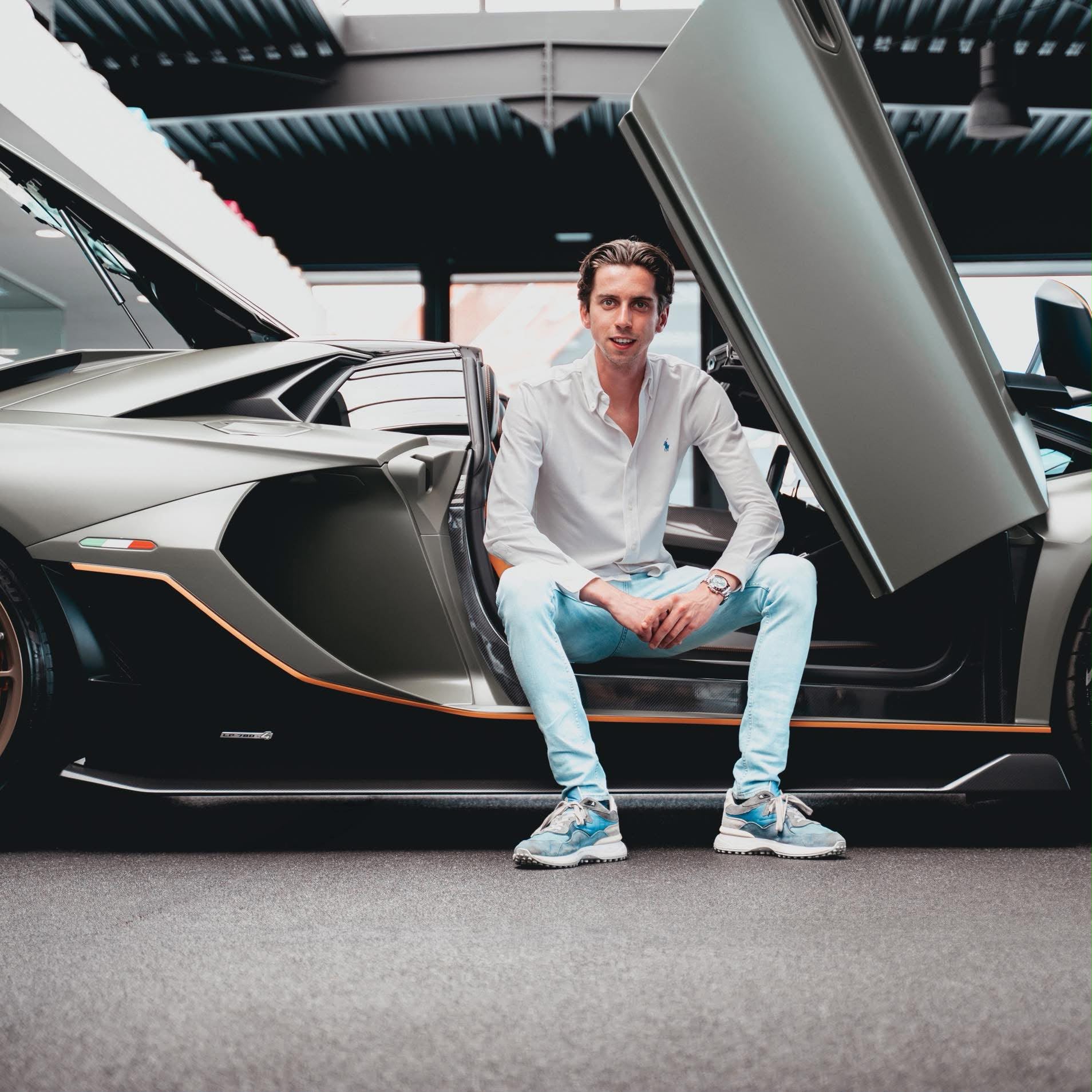 Anthony van het salesteam van AEcars in een grijze wagen