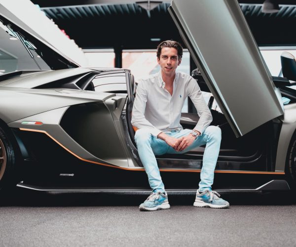 Anthony van het salesteam van AEcars in een grijze wagen